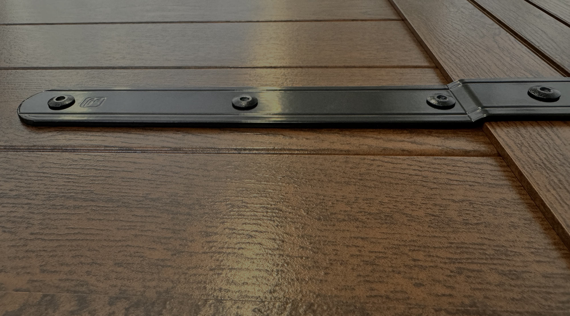 Scuri in legno o scuri in alluminio effetto legno? Guida alla scelta per casa e progetti